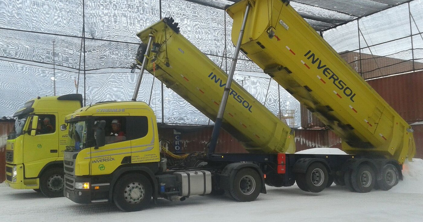 Camión tolva de Logística Inversol descargando material a granel bajo techo